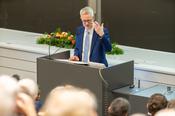 Prof. Dr. Günter M. Ziegler begrüßt als Präsident der Freien Universität Berlin das Publikum