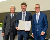 Erinnerungsfoto in kleiner Runde: Von links: Dr.-Ing. Lothar Wilhelmy (Vorstand der Dr. Wilhelmy-Stiftung), Prof. Dr. Max Martin Hansmann (Technische Universität Dortmund) und Prof. Dr. Günter M. Ziegler (Präsident der Freien Universität Berlin)