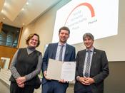 Erinnerungsfoto mit v.l. Prof. Dr. Petra Knaus (Vizepräsidentin für Forschung der FU Berlin, Preisträger Prof. Dr. Max Martin Hansmann (TU Dortmund) und Prof. Dr. A. Stephen K. Hashmi (Universität Heidelberg)