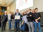 Besonders gefreut wurde sich auch über den Besuch des Chemie-Nachwuchses beim Klung-Wilhelmy-Wissenschafts-Preis: Der Leistungskurs Chemie des Berliner Eckener-Gymnasiums mit Dr.-Ing. Lothar Wilhelmy (links) und Prof. Dr. Max Martin Hansmann (Mitte).